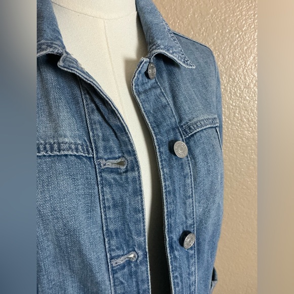 Chico’s Light Wash Denim Jacket – Button Front Stretch Jean Jacket – Size 0 (S) - Picture 3 of 9